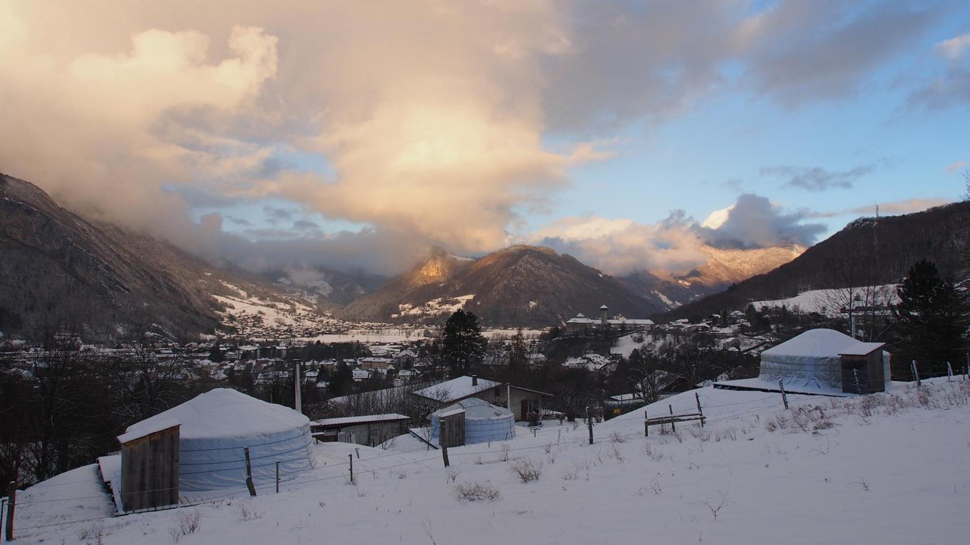 Yourtes Olachat Proche Annecy Faverges Bagian luar foto